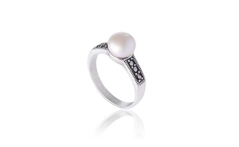 Anel solitário com pérola por R$ 96,00 no <a href="http://www.pratanet.com.br/produto/anel+prata+solitario+c+perola " target="_blank">Prata Net</a>