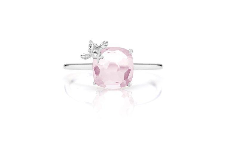 Anel Mia em prata com quartzo rosa por R$ 300,00 na <a href="http://www.montecarlo.com.br/anel-de-prata-com-quartzo-rosa-com-lapidacao-quadrada.html " target="_blank">Monte Carlo</a>