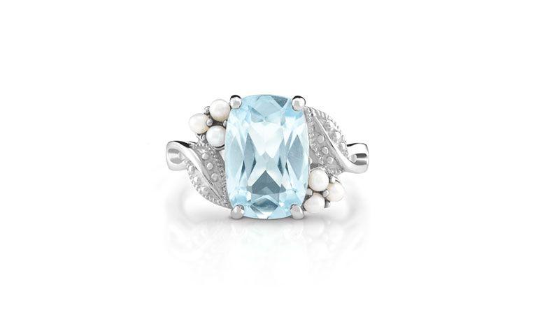 Anel Belle em prata com topázio azul por R$ 540,00 na <a href="http://www.montecarlo.com.br/anel-de-prata-topazio-azul-perola-biwa-belle.html " target="_blank">Monte Carlo</a>