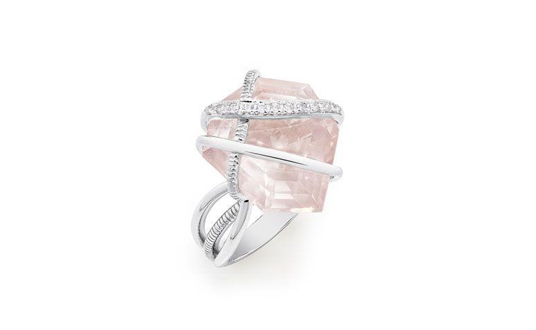 Anel Louise em prata com quartzo rosa por R$ 990,00 na <a href="http://www.montecarlo.com.br/anel-de-prata-de-prata-quartzo-rosa-topazio-incolor-louise.html " target="_blank">Monte Carlo</a>