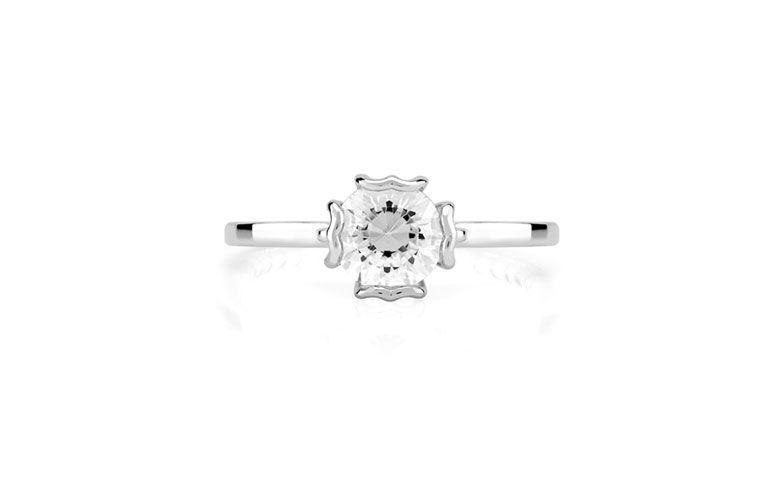 Anel Endless em prata com zircônia por R$ 190,00 na <a href="http://www.montecarlo.com.br/anel-de-prata-e-rodio-zirconia-swarovski-endless.html " target="_blank">Monte Carlo</a>