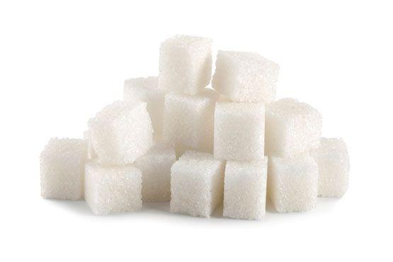 Devido à queda de serotonina, a mulher pode sentir a necessidade de consumir alimentos doces. Isso acontece porque o açúcar estimula a produção de endorfina, hormônio responsável pela sensação de bem-estar. No entanto, como engordam, os alimentos açucarados devem ser substituídos por alimentos de sabor adocicado que não contenham açúcar.