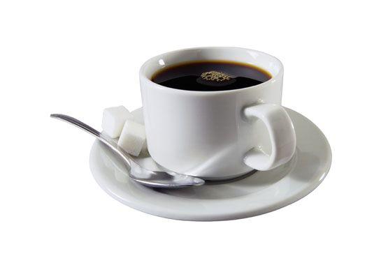 O café aumenta a sensação de ansiedade e, por isso, seu consumo deve ser evitado ou diminuído durante a TPM.