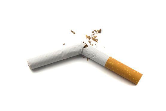 O tabaco aumenta a insônia e a dor de cabeça, que são típicos da TPM. Cortar o cigarro ajuda a dormir melhor, o que diminui a ansiedade.