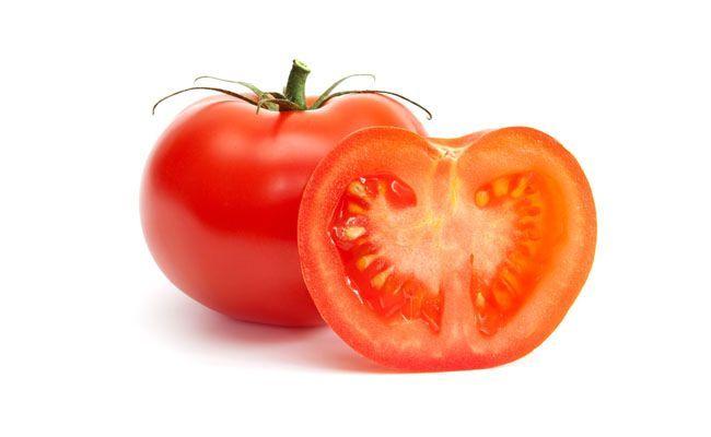 Rico em vitamina C, potássio e fósforo, com baixo valor calórico e rico em água. Contém licopeno, que faz com que tanto o tomate quanto os seus derivados ajudem a combater o envelhecimento da pele. Quanto mais vermelho e maduro, maior a concentração dessa substância.