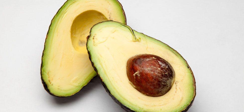 <p>Quem nunca preparou uma máscara de abacate para os cabelos não sabe o quanto os efeitos dessa fruta nos fios são maravilhosos. Mas o abacate também é eficaz para a beleza da pele, das unhas e até mesmo dos cabelos quando incorporado à alimentação diária. Isso porque possui grande concentração de gorduras benéficas e substâncias antioxidantes.</p>
