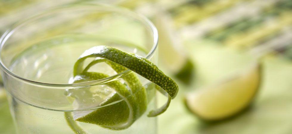 <p>Há uma série de benefícios no consumo de água com algumas gotas de limão. Além de ser um poderoso medicamento natural, essa combinação desintoxica o organismo, equilibra o PH e pode ajudar a evitar rugas e manchas na pele.</p>