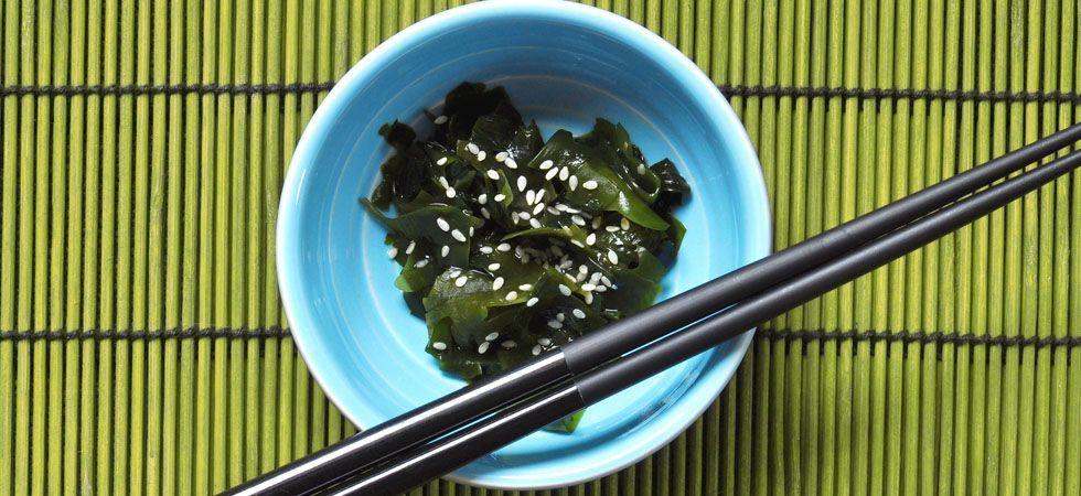 <p>Os vegetais de origem marinha, como as algas, são muito ricos em nutrientes que podem ajudar a fortalecer as unhas, além de desintoxicar o organismo. Você pode encontrar esses vegetais em lojas especializadas em culinária asiática ou mesmo em alguns supermercados.</p>
