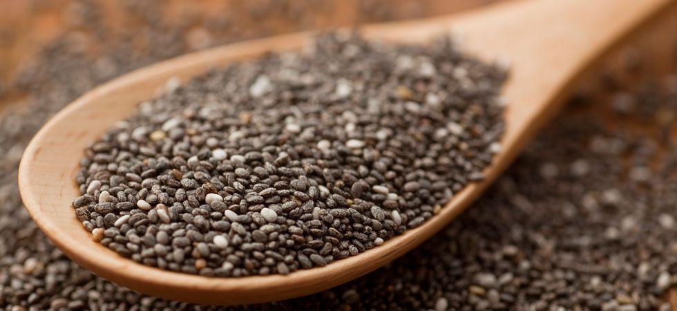 <p>Perfeita para cabelos, pele e unhas, a semente de chia é uma poderosa fonte de ácidos graxos ômega-3. Essa propriedade torna a semente de chia uma das melhores aliadas da sua beleza. Além disso, ela é mais eficaz para perder peso que a semente de linhaça.</p>