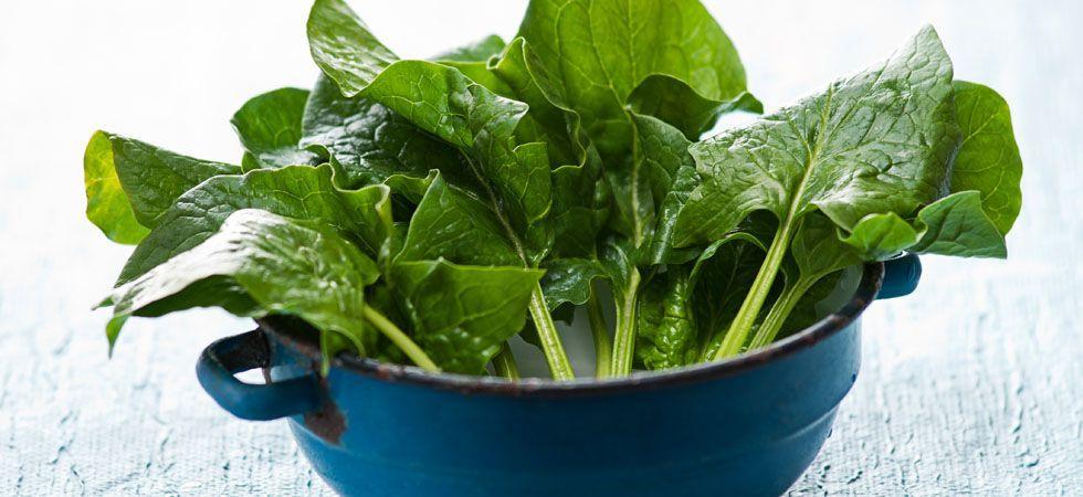 <p>O marinheiro dos desenhos animados que baseava sua dieta no consumo de espinafre não poderia estar mais certo. Esse vegetal é rico em nutrientes como ácido fólico e as vitaminas do complexo B. Sua pele e seus cabelos são particularmente beneficiados por essas substâncias, tornando-se mais brilhantes e bonitos.</p>