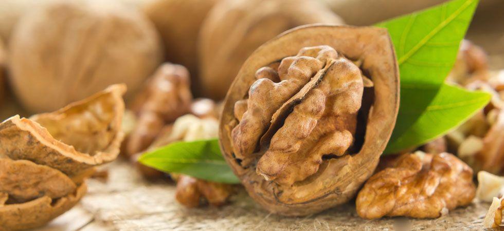 <p>Frutos secos como as nozes, avelãs e amêndoas possuem altas concentrações de gorduras benéficas para a saúde. Além delas, o zinco e os antioxidantes contidos nas nozes são fundamentais para manter pele e cabelos sempre impecáveis.</p>