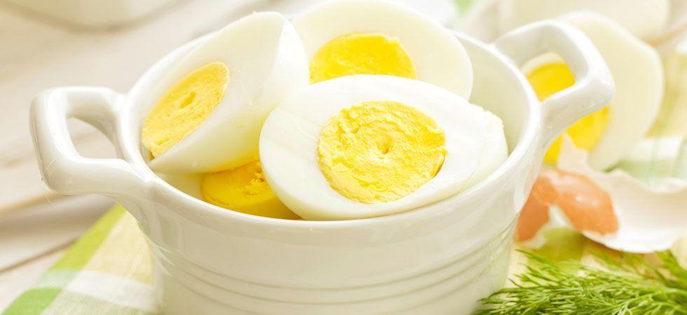 <p>De mocinho a vilão e vice-versa, os ovos continuam sendo uma contradição nutricional. Mas, quando se trata de deixar cabelos, unhas e pele mais bonitos, seus efeitos são indiscutíveis. A biotina e o enxofre contidos nesse alimento são os responsáveis por tanta eficácia.</p>