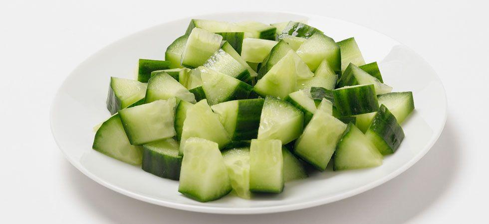 <p>Quando colocado sobre a área dos olhos, o pepino de fato ajuda a diminuir olheiras e marcas de expressão. No entanto, se você quer aproveitar todos os benefícios desse legume, experimente consumi-lo diariamente, como parte integrante da dieta. O pepino hidrata o organismo e deixa a pele com aspecto mais saudável.</p>