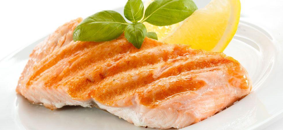 <p>Peixes, em geral, são extremamente ricos em ômega-3, que é um dos principais agentes naturais de beleza. O salmão é um dos peixes que possuem uma maior concentração desses ácidos graxos, que melhoram a produção de queratina.</p>