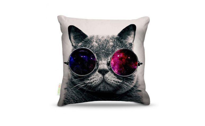 Almofada Cat glass por R$ 42,00 na <a href="http://nerderia.com.br/catalog/product/view/id/55460/s/almofadas-cat-glass/#.VjtdzNKrSUk" target="_blank">Nerderia</a>