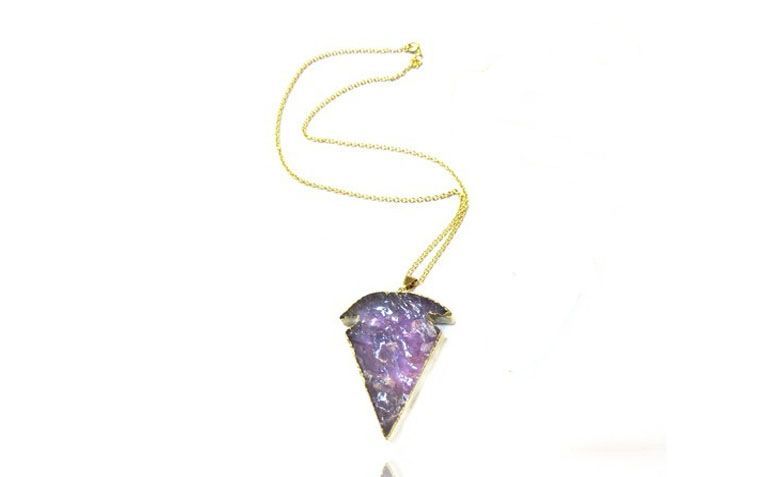 Colar com pingente de ametista por R$150,00 na <a href=" http://www.pedragaia.com.br/pd-1895d1-flecha-ametista-cristal-corrente-40-cm.html?ct=&p=1&s=1" target="blank_">Pedra Gaia</a>