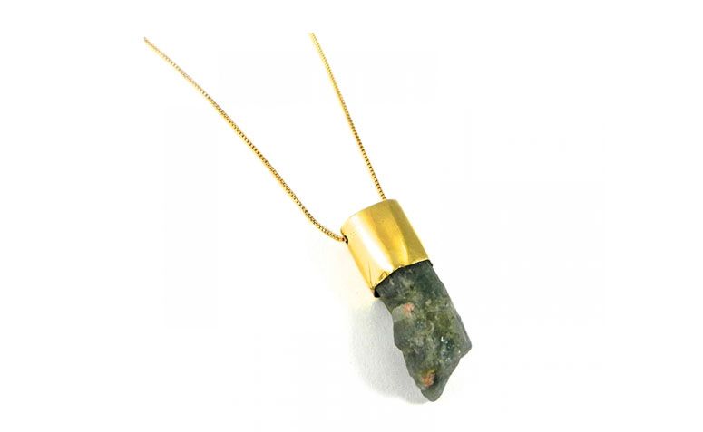 Colar com pingente de água-marinha por R$287,00 na <a href=" http://sou-sou.com.br/produto/220-COLAR-AGUA-MARINHA--DOURADO" target="blank_">Sou Sou</a>