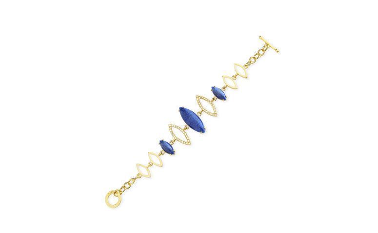 Pulseira com quartzo azul por R$385,00 na <a href="https://www.toquedejoia.com/produto/01PO0132Z00/pulseira-semijoia-navetes-quartzo-azul-com-zirconia" target="blank_">Toque de Jóia</a>