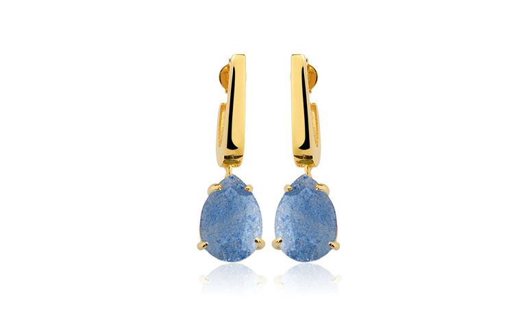 Brincos com quartzo azul por R$148,00 na <a href="https://www.toquedejoia.com/produto/01bo0789z00/brinco-semijoia-mini-anzol-quartzo-azul" target="blank_">Toque de Jóia</a>