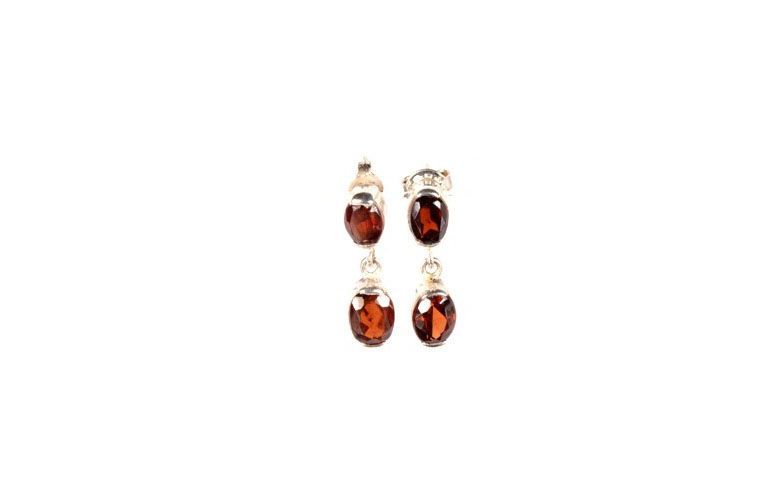 Brincos com granada por R$289,90 na <a href=" http://www.cristaisaquarius.com.br/brincos-de-granada-com-armac-o-em-prata-953.html#.VUdziP7F-So" target="blank_">Cristais Aquarius</a>