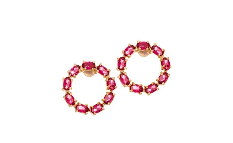 Brinco com rubis por R$99,00 na <a href=" http://www.franciscajoias.com.br/brinco-semi-joia-com-circulo-vazado-e-pedras-naturais-rubi-folheado-a-ouro-18k.html" target="blank_">Francisca Jóias</a>