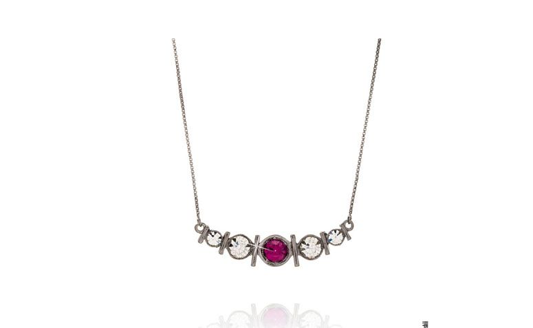 Colar com rubi por R$79,00 na <a href=" http://www.franciscajoias.com.br/colar-com-ponto-de-luz-central-rubi-folheado-em-rhodium-negro.html" target="blank_">Francisca Jóias</a>