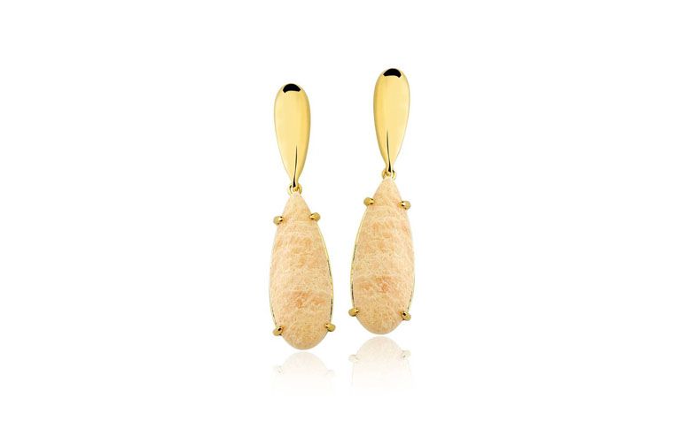 Brinco com amazonita nude por R$144 na <a href="https://www.toquedejoia.com/produto/01bo0918n00/brinco-semijoia-gota-amazonita-nude" target="blank_">Toque de Jóia</a>