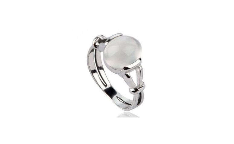 Anel com pedra da lua por R$165,00 na <a href=" http://bazarcriativo.com/home/494-anel-pedra-da-lua-bella-swan-crepusculo-em-prata-925.html" target="blank_">Bazar Criativo</a>