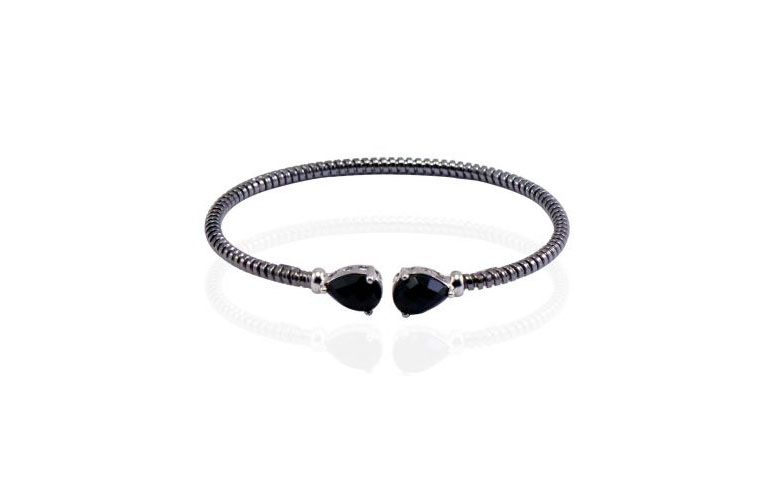 Bracelete com ônix por R$451,00 na <a href="http://www.madamemisemijoias.com.br/braceletes/banho-de-rodio-bracelete/italiano-em-espiral-fino-com-banho-de-rodio-negro-onix/" target="blank_">Madame Mi Acessórios</a>