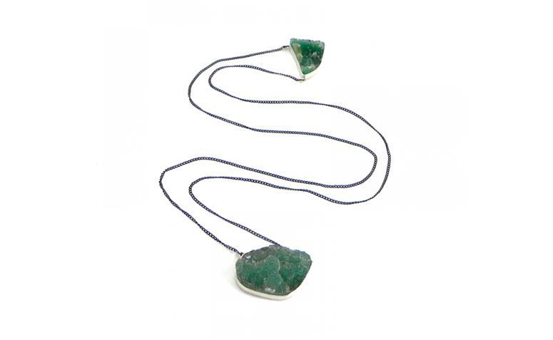 Escapulário com turmalina verde por R$309,00 na <a href=" http://sou-sou.com.br/produto/360-ESCAPULARIO-TURMALINA-VERDE" target="blank_">Sou Sou</a>