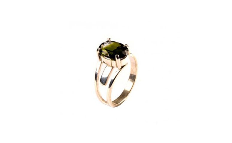 Anel com turmalina verde por R$287,00 na <a href="http://www.cristaisaquarius.com.br/anel-turmalina-verde-jj-1.html#.VUfA6_7F-So" target="blank_">Cristais Aquarius</a>
