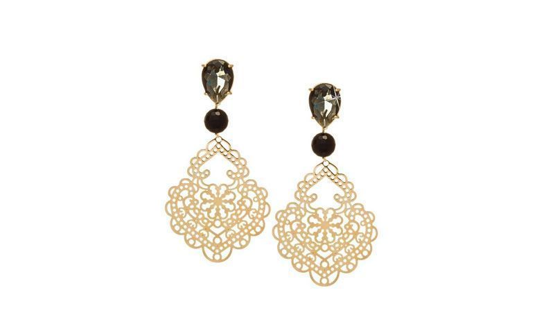 Maxi brinco com ônix por R$142,00 na <a href=" http://www.franciscajoias.com.br/maxi-brinco-arabesco-com-base-fume-e-pedra-onix-folheado-em-ouro-18k.html" target="blank_">Francisca Jóias</a>