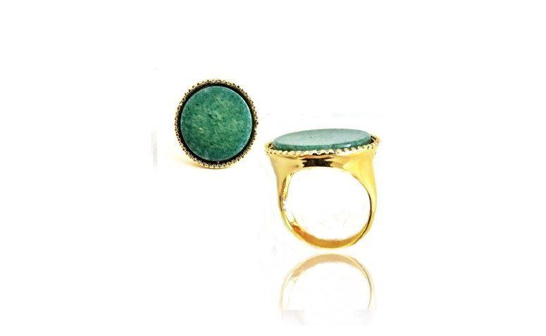 Anel com ágata por R$92,50 na <a href=" http://www.pedragaia.com.br/pd-111452-anel-agata-verde-c-micro-zirconias.html?ct=&p=1&s=1" target="blank_">Pedra Gaia</a>