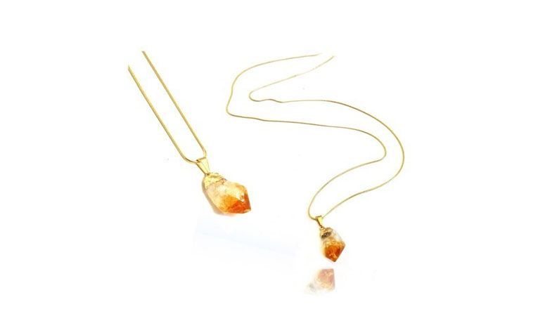 Colar com pingente de citrino por R$75,00 na <a href=" http://www.pedragaia.com.br/pd-188f5f-ponta-de-citrino-corrente-80-cm.html?ct=&p=1&s=1" target="blank_">Pedra Gaia</a>