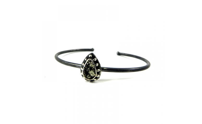 Pulseira com pirita por R$229,00 na <a href=" http://sou-sou.com.br/produto/312-PULSEIRA-JOIA-BRUTA--PIRITA" target="blank_">Sou Sou</a>