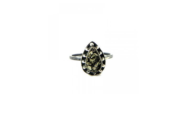 Anel com pirita por R$156,00 na <a href=" http://sou-sou.com.br/produto/313-ANEL-JOIA-BRUTA--PIRITA" target="blank_">Sou Sou</a>