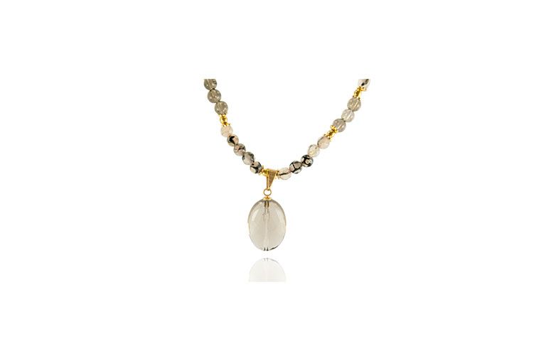 Colar com ágata negra por R$129,00 na <a href=" https://www.carolnaderjoias.com.br/colar-semi-joias-bijuterias-folheados-agata-e-quartzo-fum/" target="blank_">Carol Nader Jóias</a>