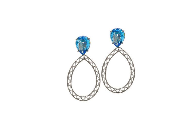 Brincos com ágata azul por R$73,90 na <a href=" http://www.franciscajoias.com.br/brinco-gota-vazada-com-base-em-pedra-natural-agata-azul-folheado-com-rodhium-escuro.html" target="blank_">Francisca Jóias</a>