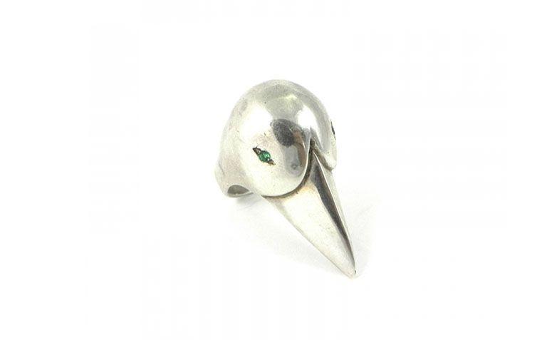 Anel com detalhes de esmeralda por R$420,00 na <a href=" http://sou-sou.com.br/produto/192-ANEL-PASSARO" target="blank_">Sou Sou</a>