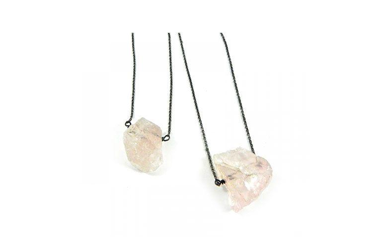 Escapulário com quartzo rosa por R$178,00 na <a href=" http://sou-sou.com.br/produto/209-ESCAPULARIO-PEDRA-BRUTA--QUARTZO-ROSA" target="blank_">Sou Sou</a>