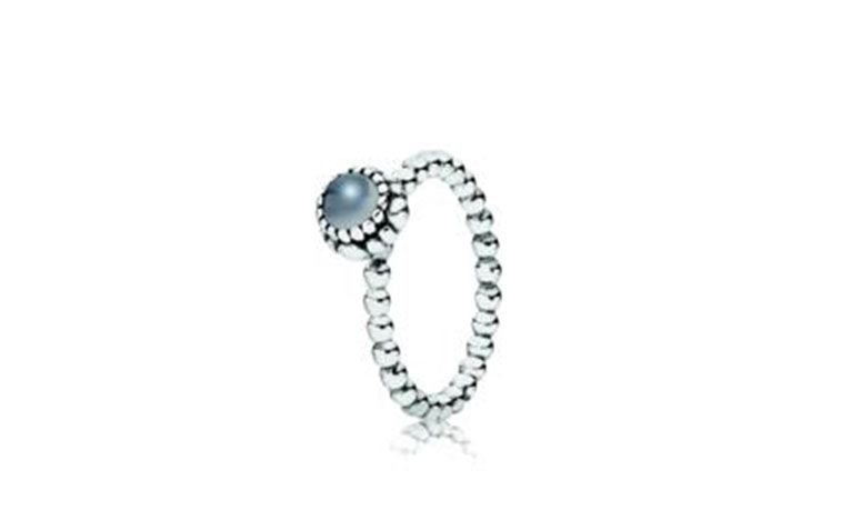 Anel com pedra da lua por R$175 na <a href=" http://www.pandorajoias.com.br/prod/anel-de-prata-pontos-com-pedra-da-lua-cinza_190854MSG.html" target="blank_">Pandora</a>