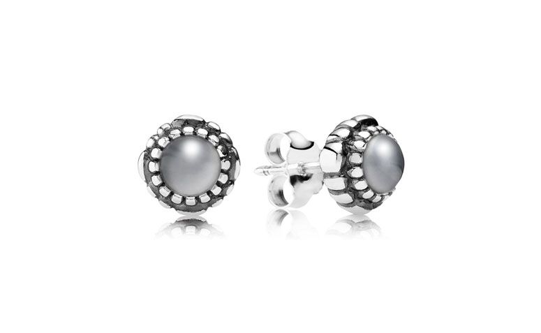 Brincos com pedra da lua por R$205,00 na <a href="http://www.pandorajoias.com.br/prod/brinco-de-prata-pedra-da-lua-junho_290543MSG.html?v=290543MSG" target="blank_">Pandora</a>
