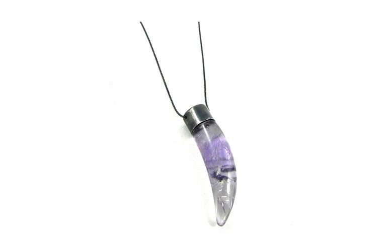 Colar com ametista por R$248,00 na <a href=" http://sou-sou.com.br/produto/285-PINGENTE-DENTE--AMETISTA" target="blank_">Sou Sou</a>