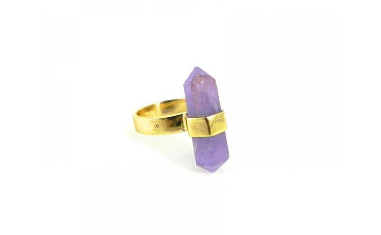 Anel com ametista por R$237,00 na <a href=" http://sou-sou.com.br/produto/354-ANEL-VIROLA-DOURADO--AMETISTA-" target="blank_">Sou Sou</a>