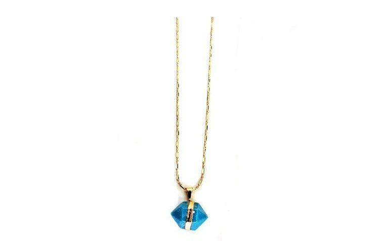 Colar com quartzo azul por R$60,00 na <a href=" http://www.pedragaia.com.br/pd-109637-quartzo-piramide-corrente-canudos-40-cm.html?ct=&p=1&s=1" target="blank_">Pedra Gaia</a>