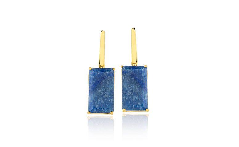 Brincos com quartzo azul por R$146,00 na <a href="https://www.toquedejoia.com/produto/01BO0905Z00/brinco-semijoia-haste-quartzo-azul" target="blank_">Toque de Jóia</a>