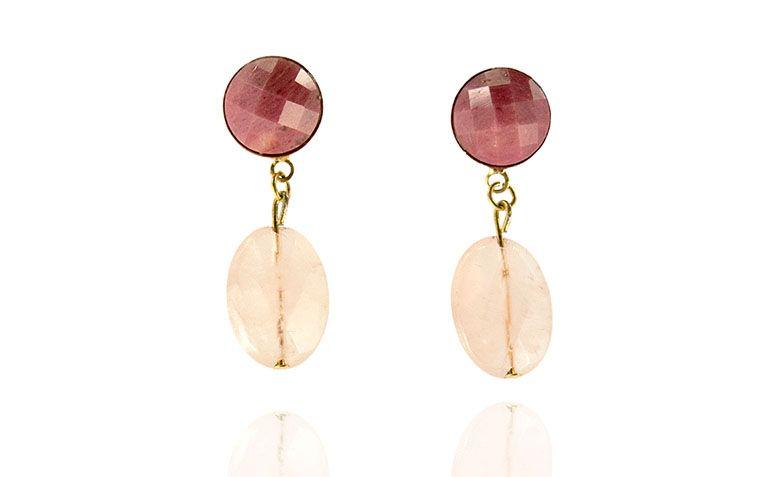 Brincos com quartzo rosa por R$89,00 na <a href=" https://www.carolnaderjoias.com.br/brinco-semi-joias-bijuterias-folheados-rodonita-e-quartzo-rosa/ ">Carol Nader Jóias</a>