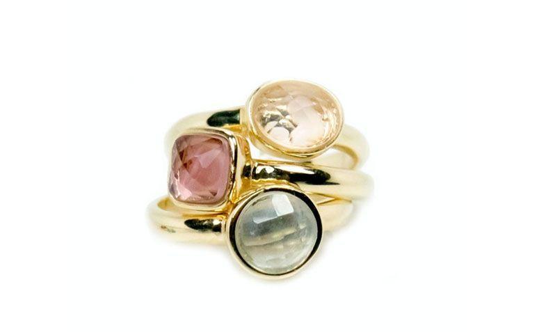 Anel triplo com quartzo rosa por R$149,00 na <a href=" https://www.carolnaderjoias.com.br/anel-semi-joias-bijuterias-folheados-anel-triplo/ ">Carol Nader Jóias</a>