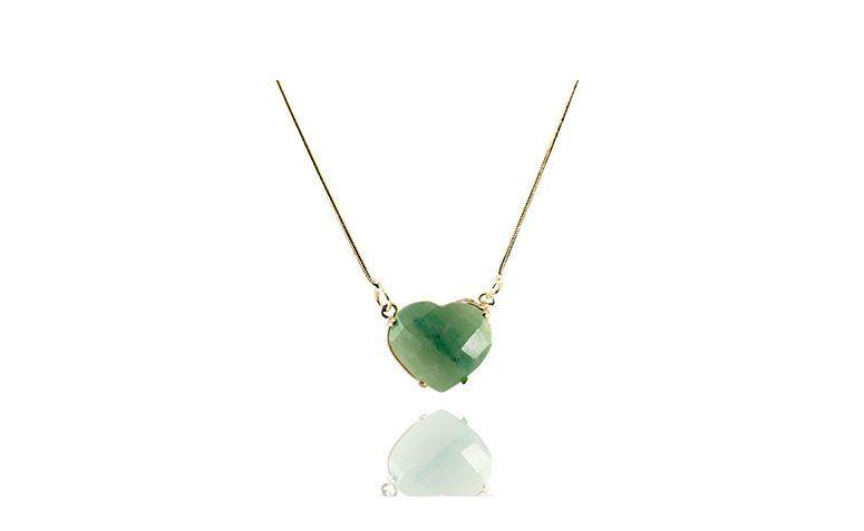 Colar com pingente de esmeralda por R$109,00 na <a href=" https://www.carolnaderjoias.com.br/colar-semi-joia-esmeralda/ ">Carol Nader Jóias</a>