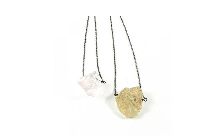 Escapulário com citrino por R$195,00 na <a href=" http://sou-sou.com.br/produto/299-ESCAPULARIO-SHINE-QUARTZO-ROSA-E-CITRINO" target="blank_">Sou Sou</a>